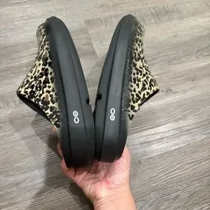 [OOFOS] ウーフォス: OOCLOOG LUXE LEOPARD Oofos OOcloog Leopard Womens 10 Slip On Brown Mules Clogs